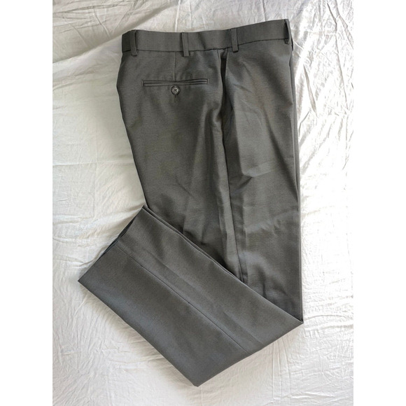 IZOD Flat Front Microfiber Easy Care Chino Pants. Gray. Men's 35X34, EUC!! - Picture 2 of 9